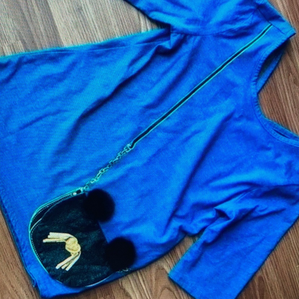 Very cutie simple casual top with a purse